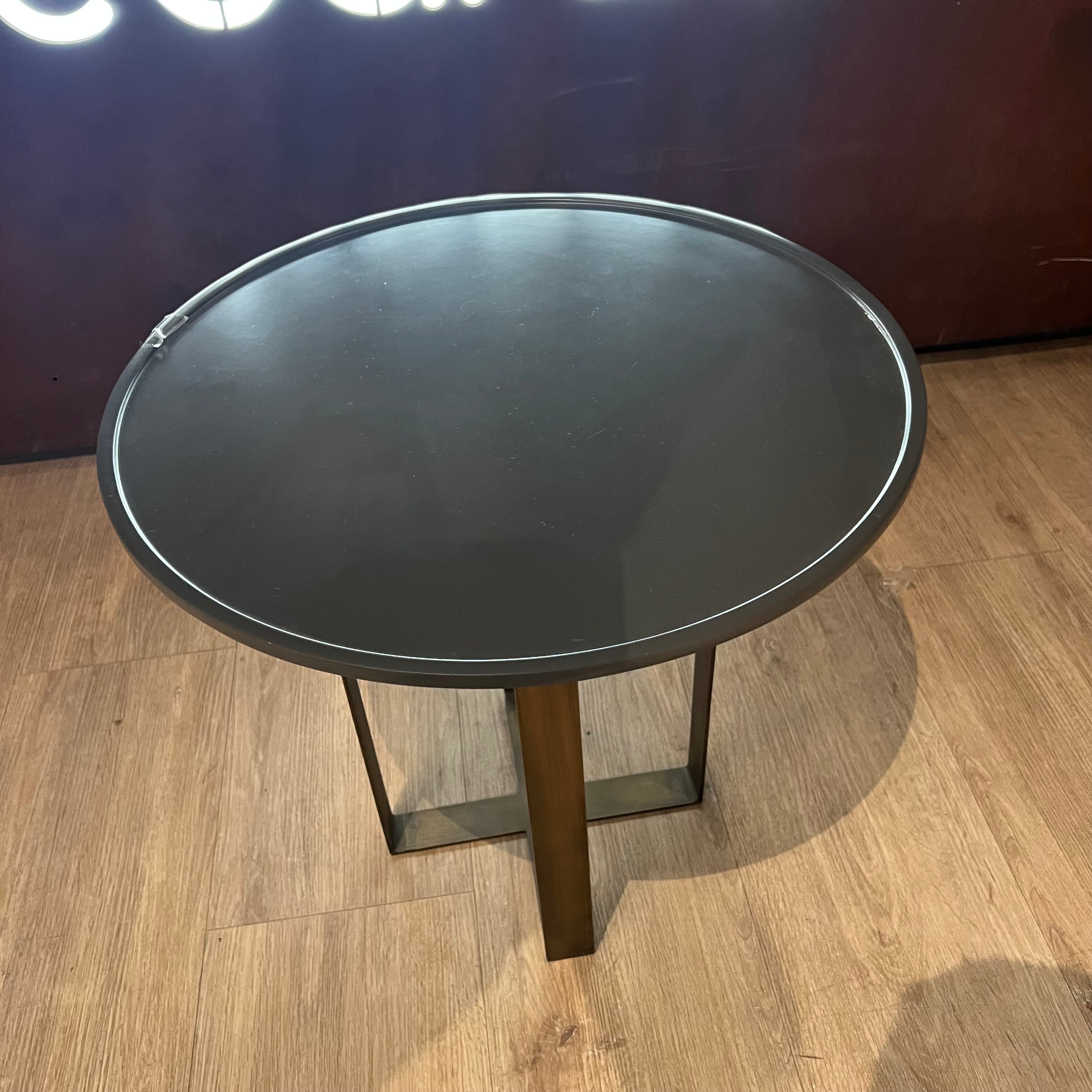 Display of Pietra Kristal round side table by Kristal Mobilya, featuring a sleek glass top and modern design.