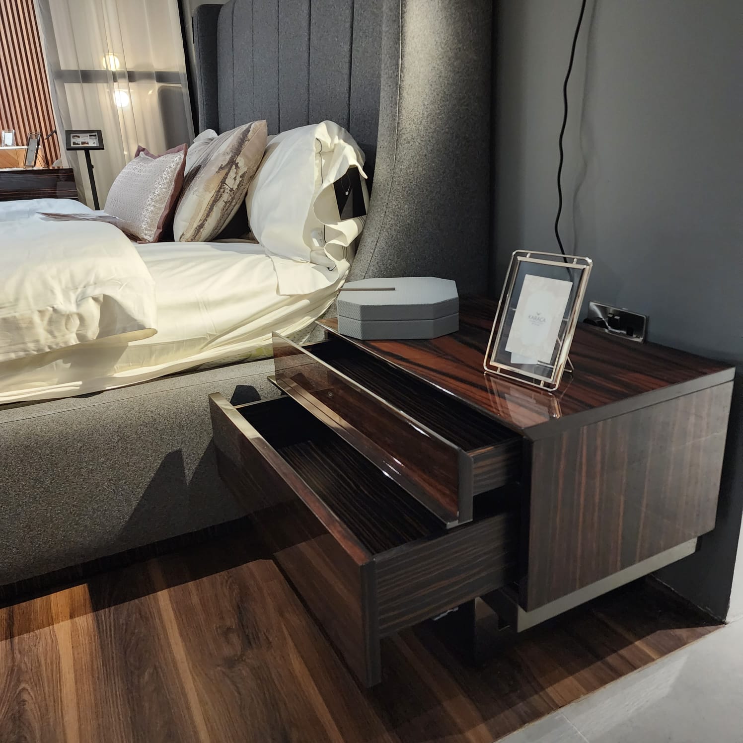 Display of the Prada Elegant Bedroom Set by Nills Furniture Design, featuring a bed, nightstands, and bedroom decor.
