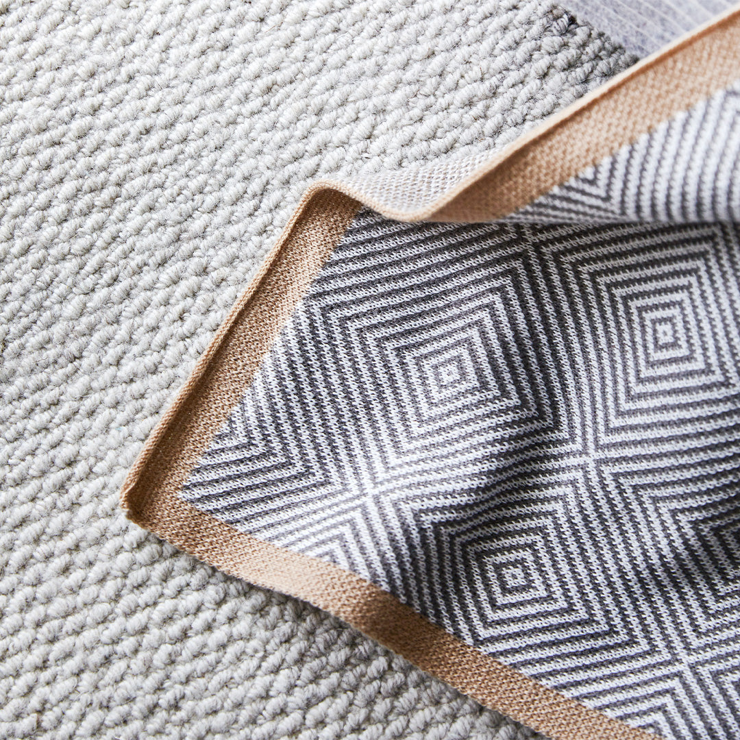 SKJG Lessley knitted Blanket - ETB014 -  Blankets | بطانية منسوجة من SKJG Lessley - ebarza Furniture UAE | Shop Modern Furniture in Abu Dhabi & Dubai - مفروشات ايبازرا في الامارات | تسوق اثاث عصري وديكورات مميزة في دبي وابوظبي