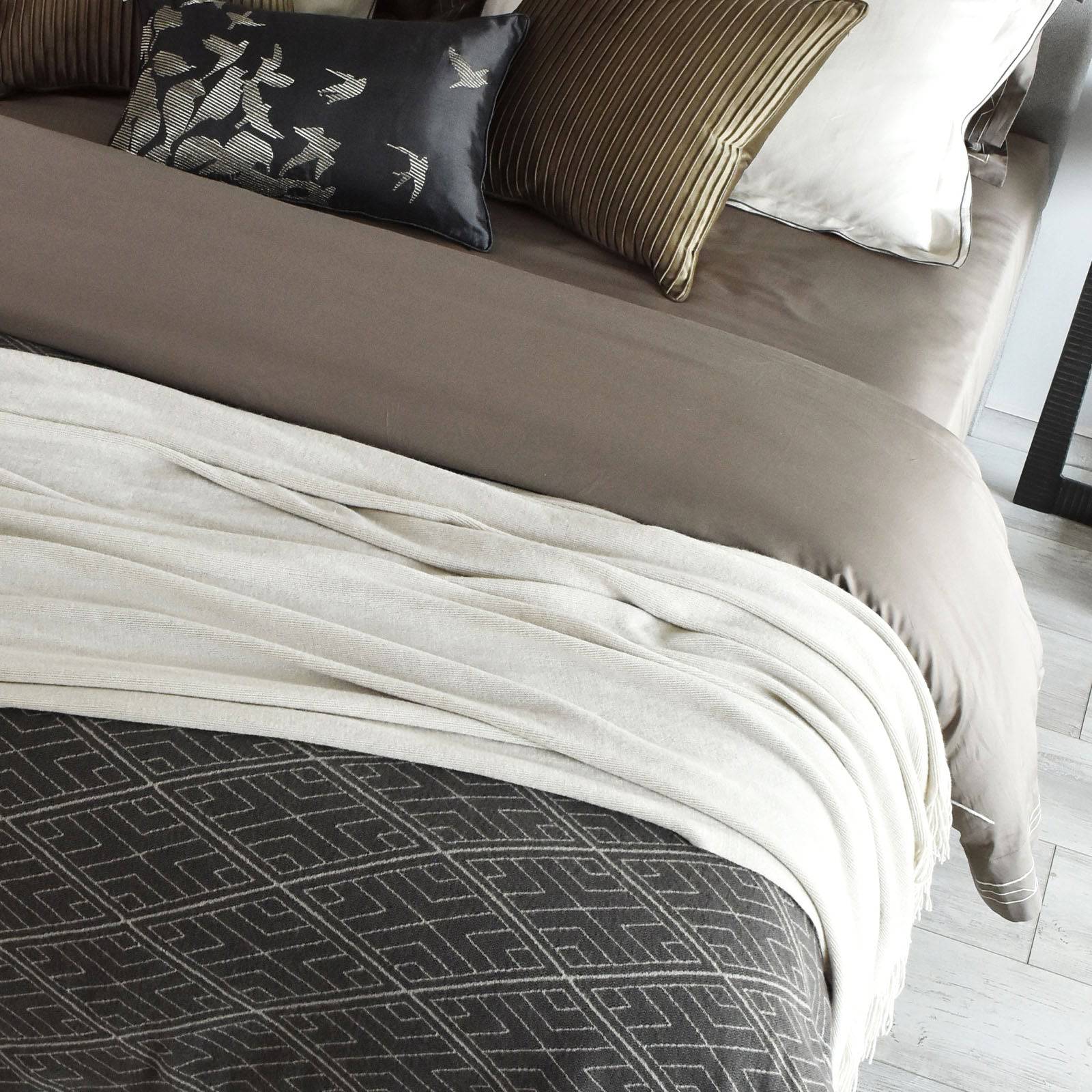 Gironde Full Bedding Set Ebb-013 -  Bedding | مجموعة مفروشات جيروند الكاملة - ebarza Furniture UAE | Shop Modern Furniture in Abu Dhabi & Dubai - مفروشات ايبازرا في الامارات | تسوق اثاث عصري وديكورات مميزة في دبي وابوظبي