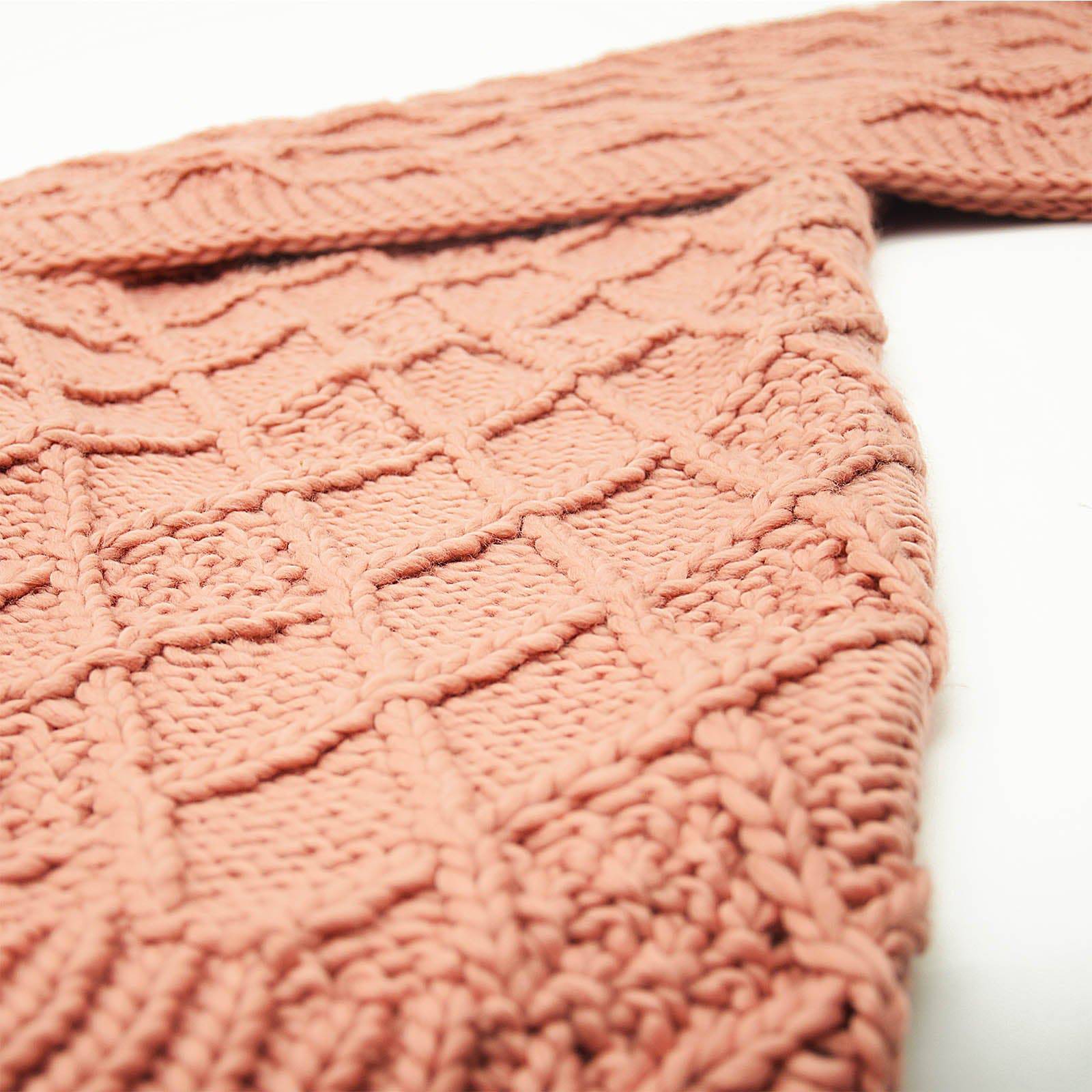 Handmade Chunky Throw Blanket  093A-001-Pink -  Blankets | بطانية مكتنزة مصنوعة يدويًا - ebarza Furniture UAE | Shop Modern Furniture in Abu Dhabi & Dubai - مفروشات ايبازرا في الامارات | تسوق اثاث عصري وديكورات مميزة في دبي وابوظبي