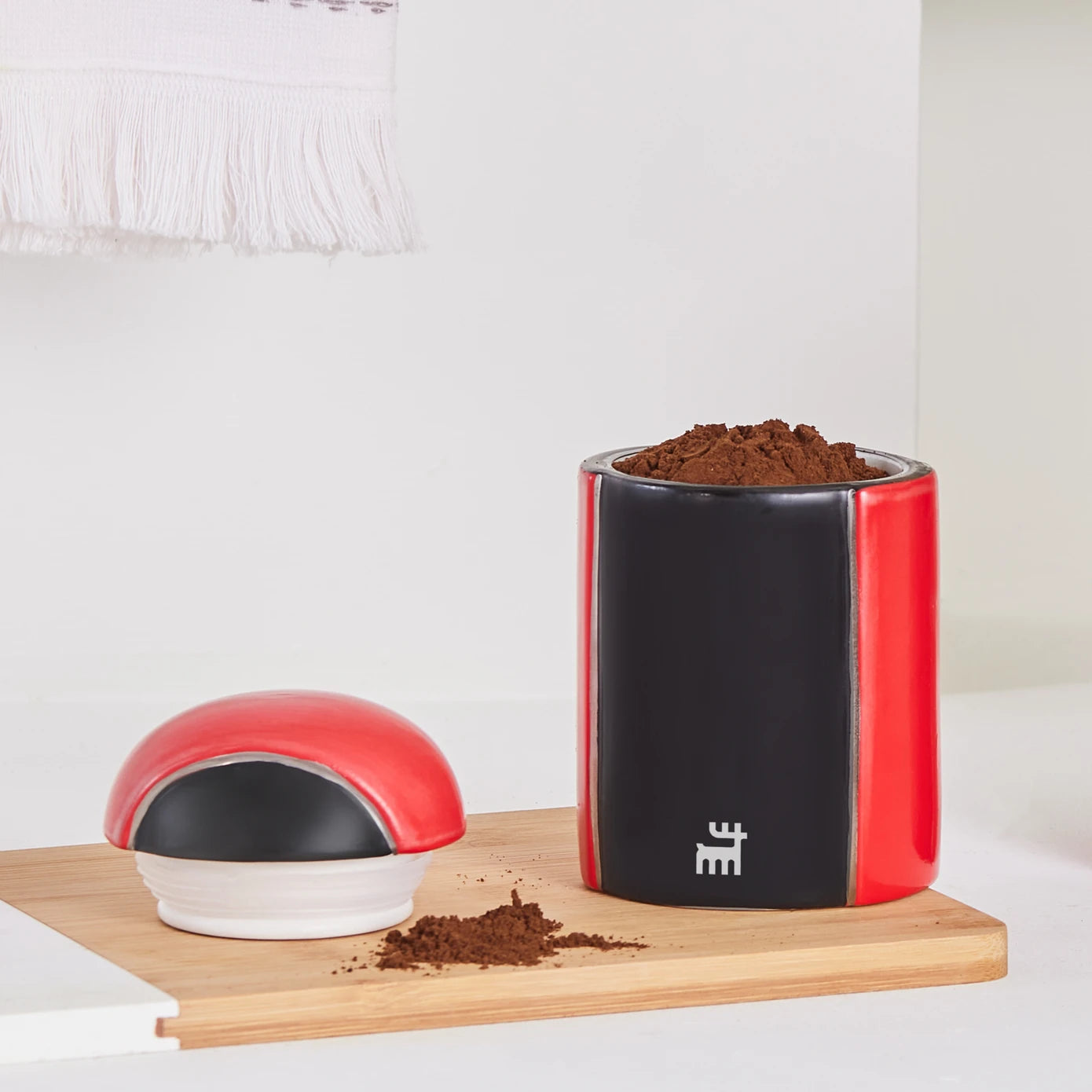 Karaca Hatır 2-piece spice set with ceramic jars and wooden lids, ideal for storing spices in the kitchen.