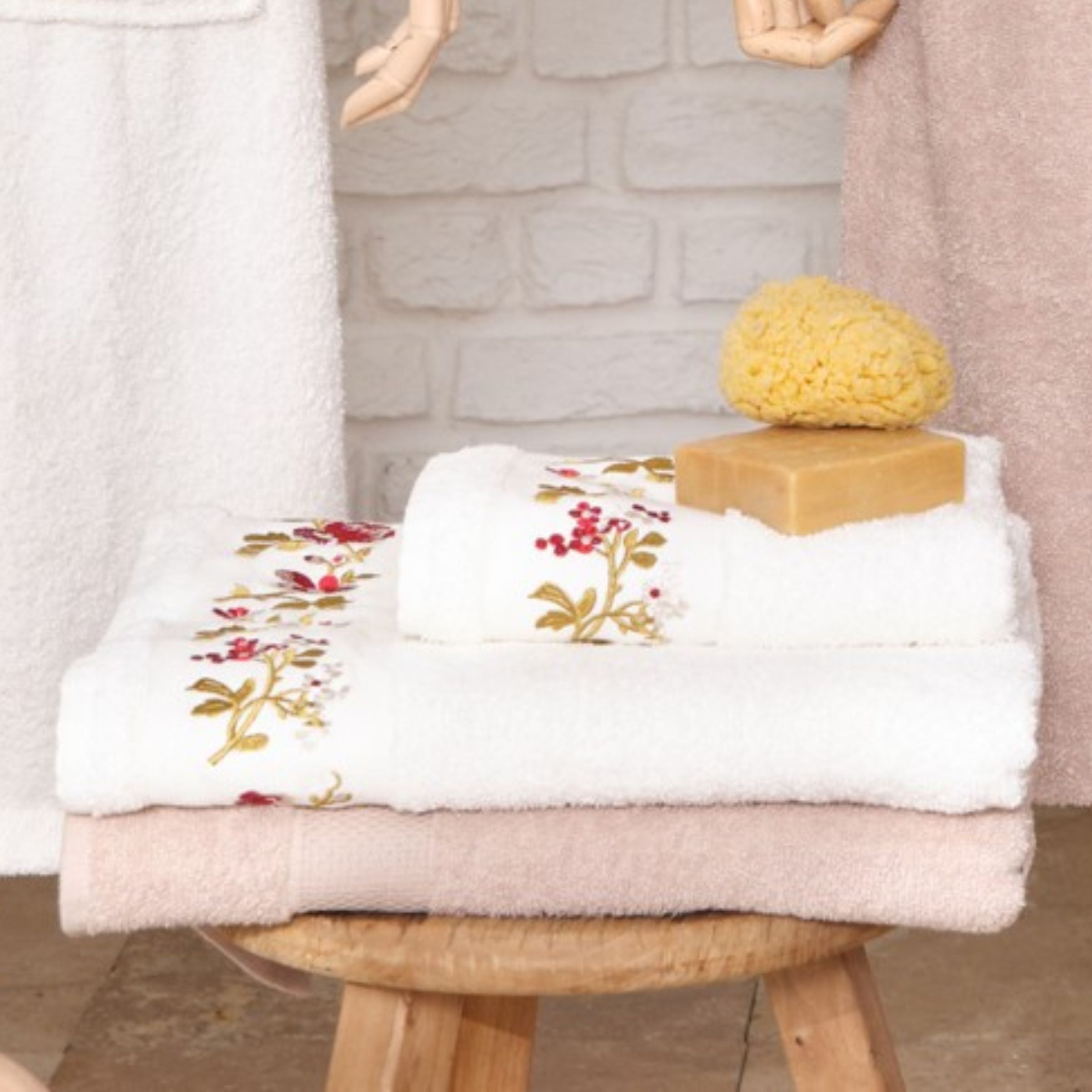 Karaca Home 100% Cotton Turkish Bath Set with Red Beige Embroidery 200.20.01.0720 -  Towels - ebarza Furniture UAE | Shop Modern Furniture in Abu Dhabi & Dubai - مفروشات ايبازرا في الامارات | تسوق اثاث عصري وديكورات مميزة في دبي وابوظبي