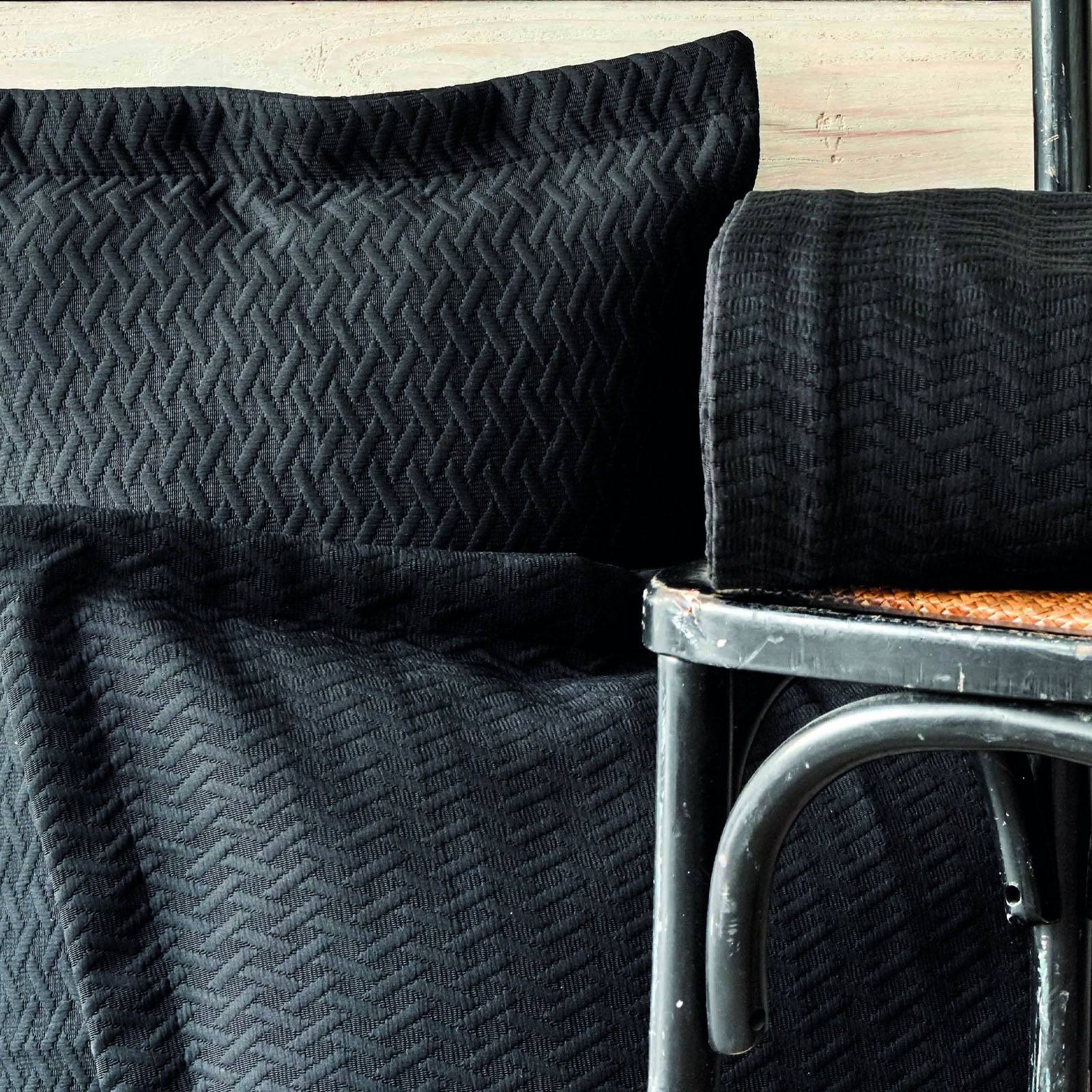 Karaca Home Charm Bold Black Double Bed Cover Set 200.16.01.0238 -  Bedding | طقم غطاء سرير مزدوج أسود جريء من كاراجا - ebarza Furniture UAE | Shop Modern Furniture in Abu Dhabi & Dubai - مفروشات ايبازرا في الامارات | تسوق اثاث عصري وديكورات مميزة في دبي وابوظبي