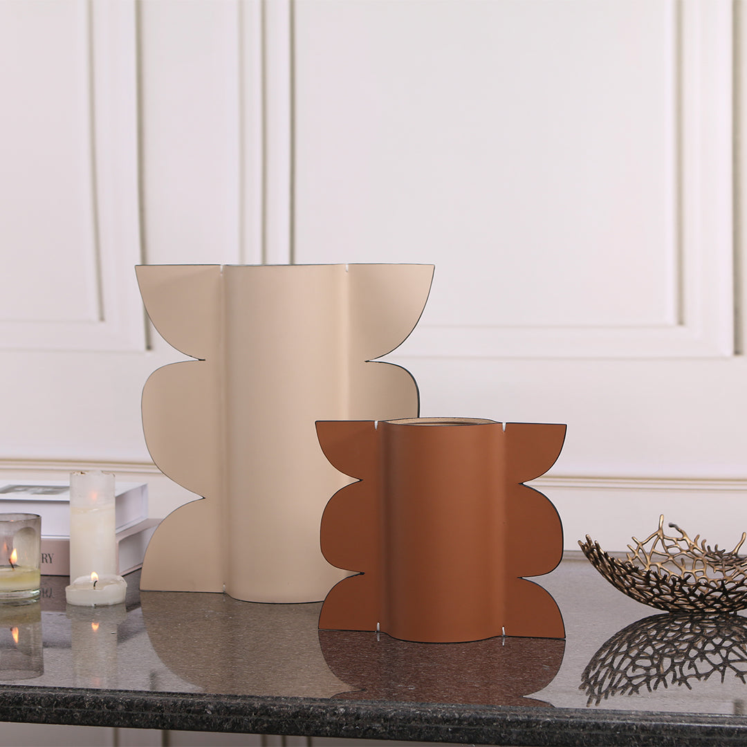 Leather vase from BEACON with a sleek design, suitable for dry or fresh flowers, model KB3009CL.