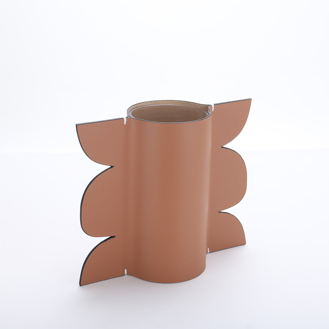 Leather Vase-Dry & Fresh-S by BEACON, a stylish vase with a leather finish, designed for dry or fresh floral arrangements.