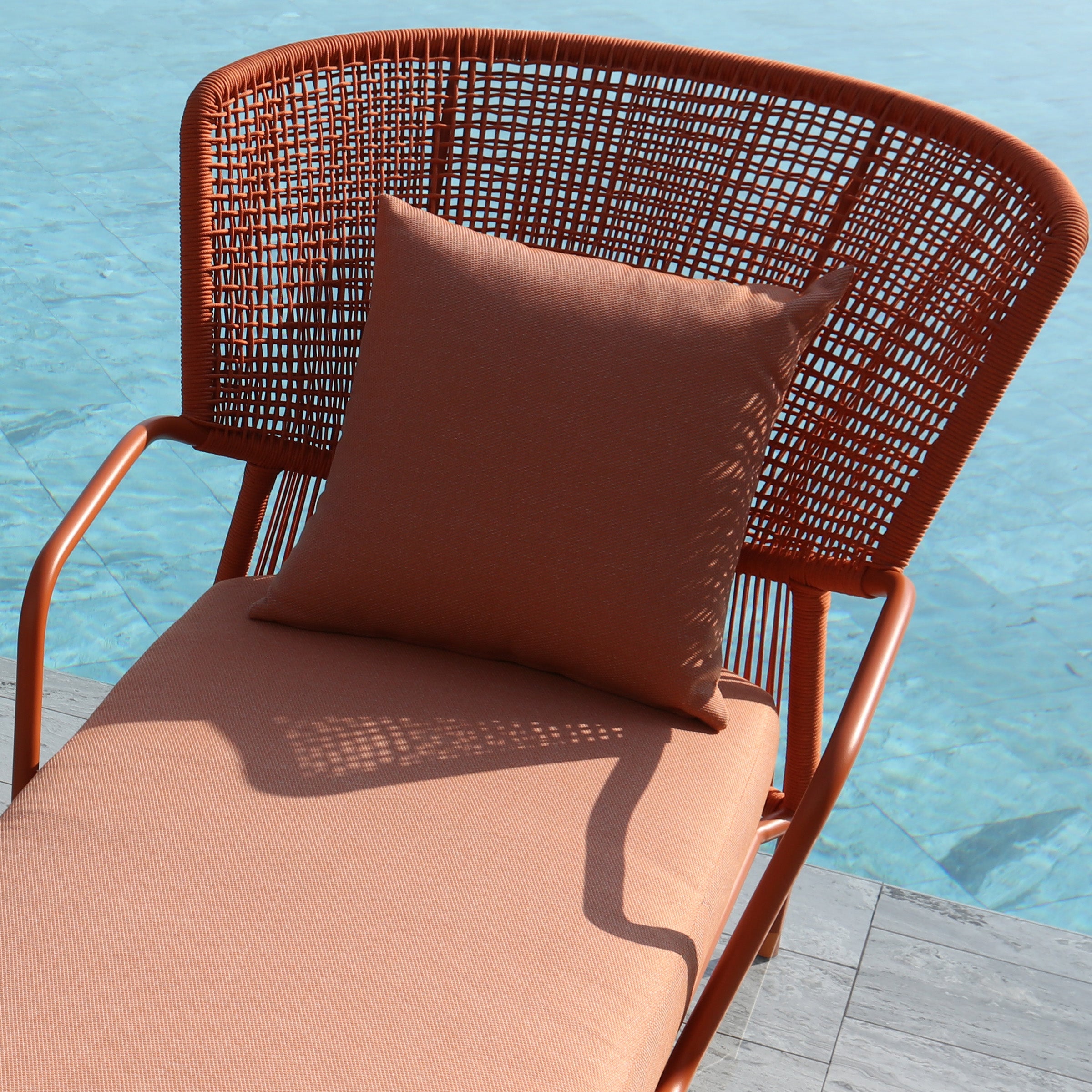 BEACON outdoor Mantis Relax Sunbed MXY-MLC01, stylish outdoor chair with a comfortable reclining design, perfect for relaxing outdoors.