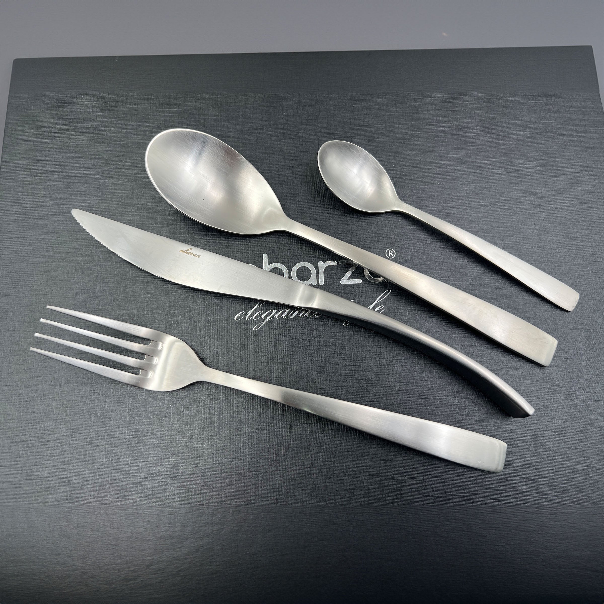 Metro Chic set of 24 pcs Matte Silver Cutlery Set  6362 -  Cutlery Sets - ebarza Furniture UAE | Shop Modern Furniture in Abu Dhabi & Dubai - مفروشات ايبازرا في الامارات | تسوق اثاث عصري وديكورات مميزة في دبي وابوظبي