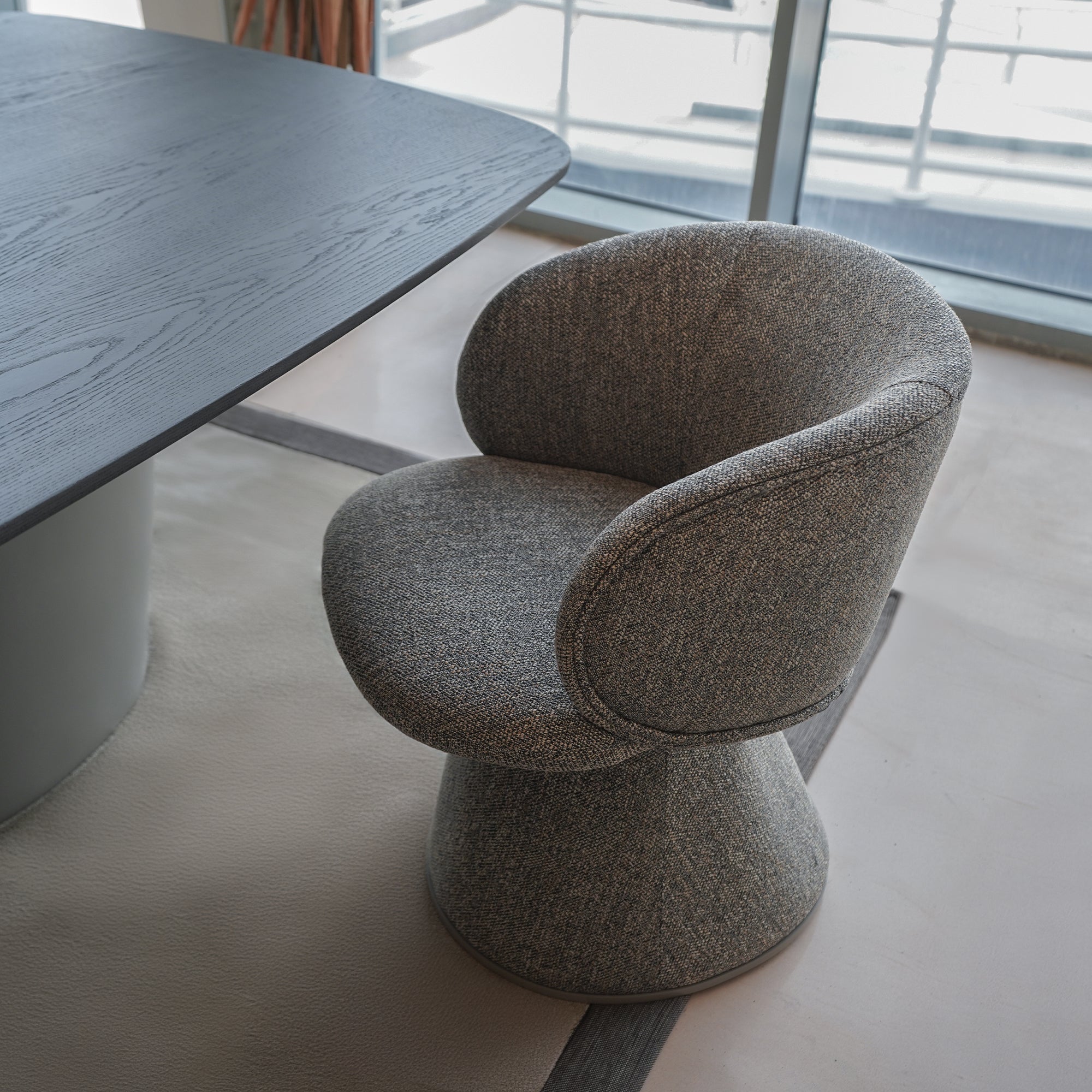SARDUNYA MOON Swivel Dining Chair with curved seat and backrest in a modern design, featuring a rotating base.