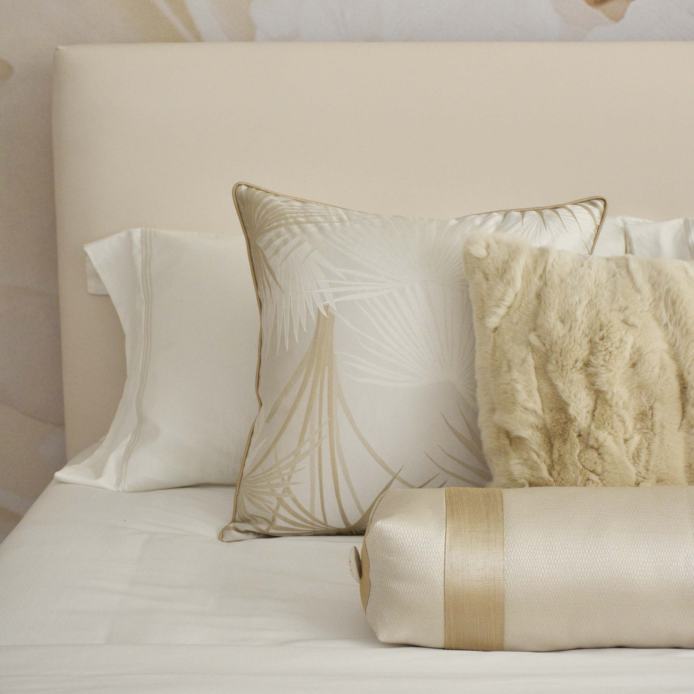 BEACON Odeom full bedding set with patterned duvet cover and matching pillowcases, soft and comfortable for a cozy bedroom.