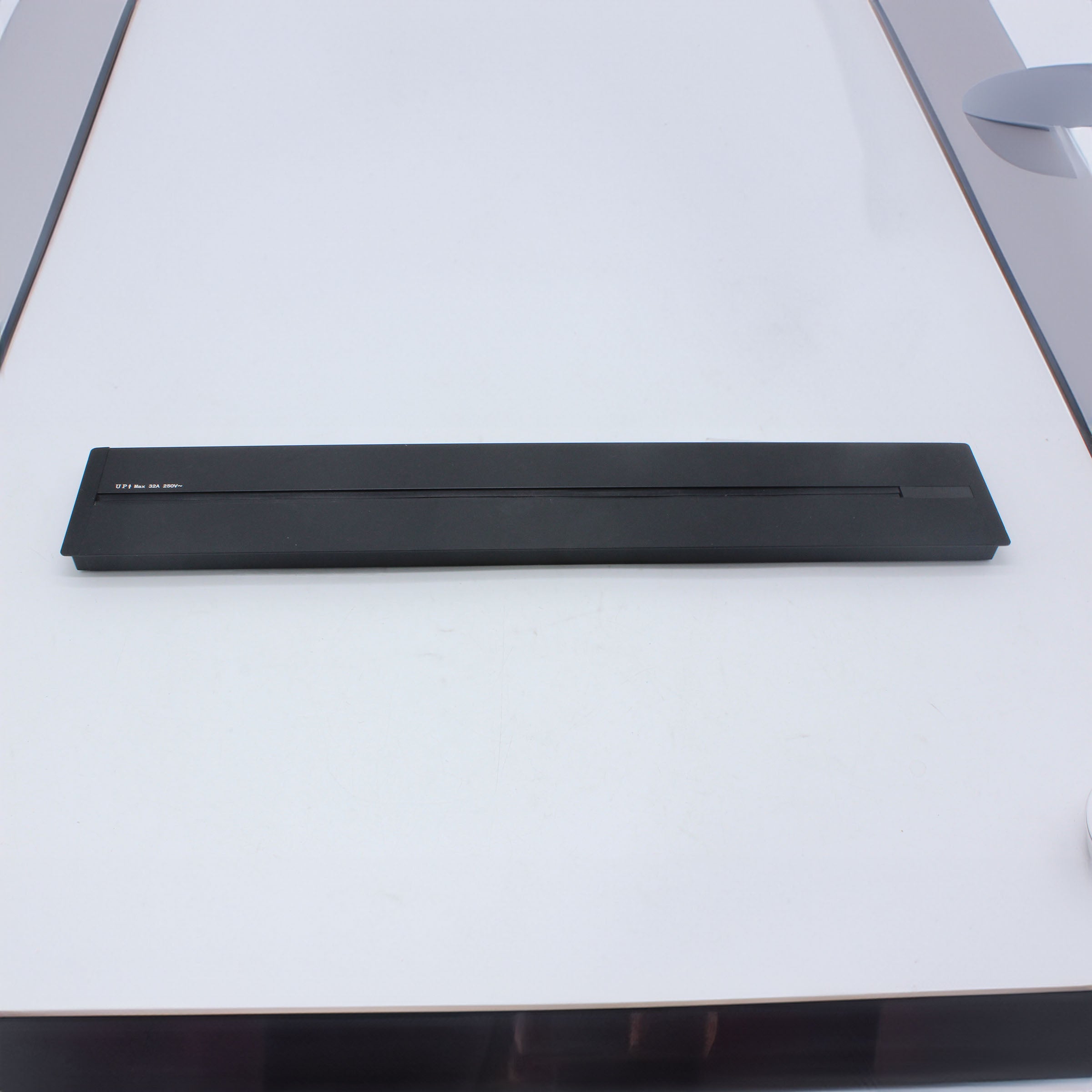 BEACON Power Track System 120x8 cm AH04-C, electrical wiring track with sleek design and durable construction for modern installations.