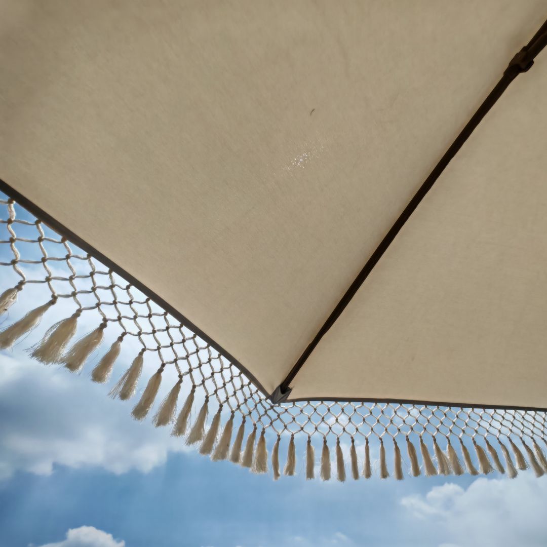 Outdoor BEACON center pole umbrella with push-up and down system, featuring a sturdy design and functional outdoor shading.