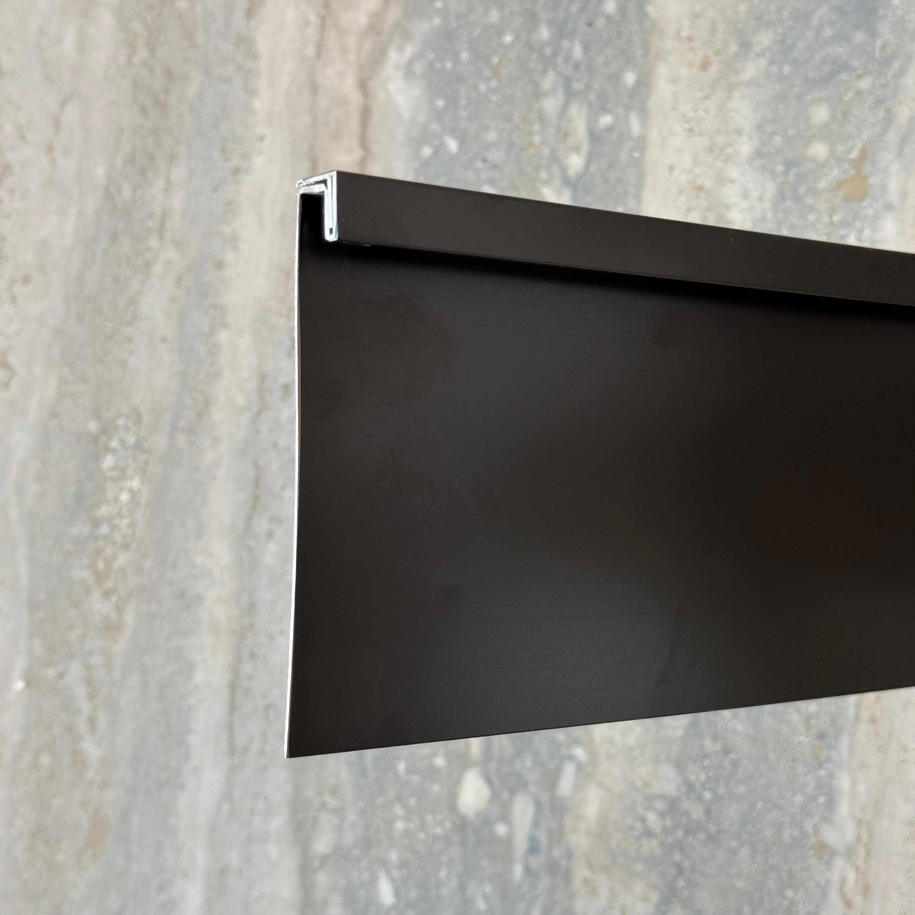 Black R0 10cm internal corner skirting accessory by BEACON for wall panels and profiles.