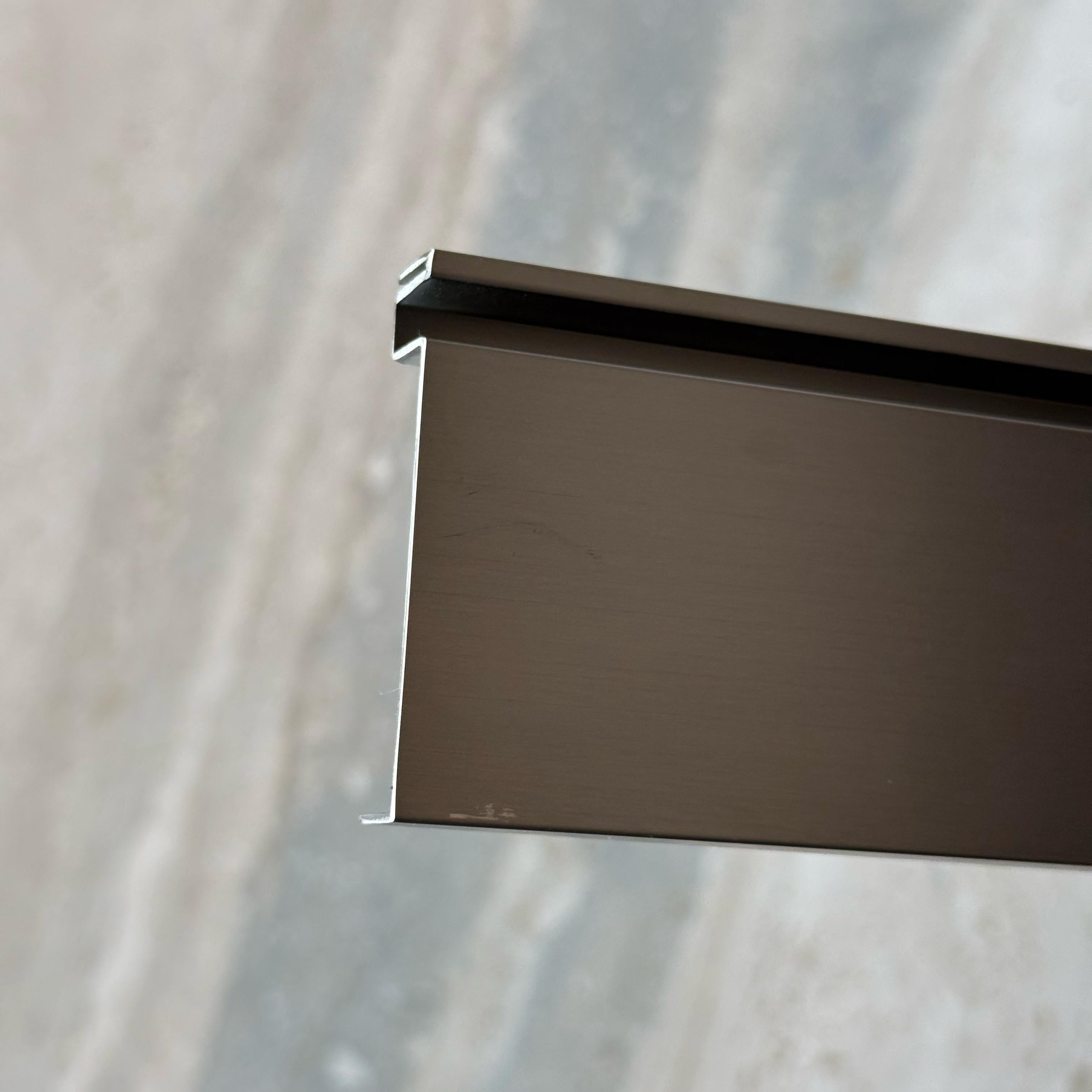 Black R0 6cm external corner skirting accessory by BEACON for wall panels and profiles, designed for clean corner finishing.