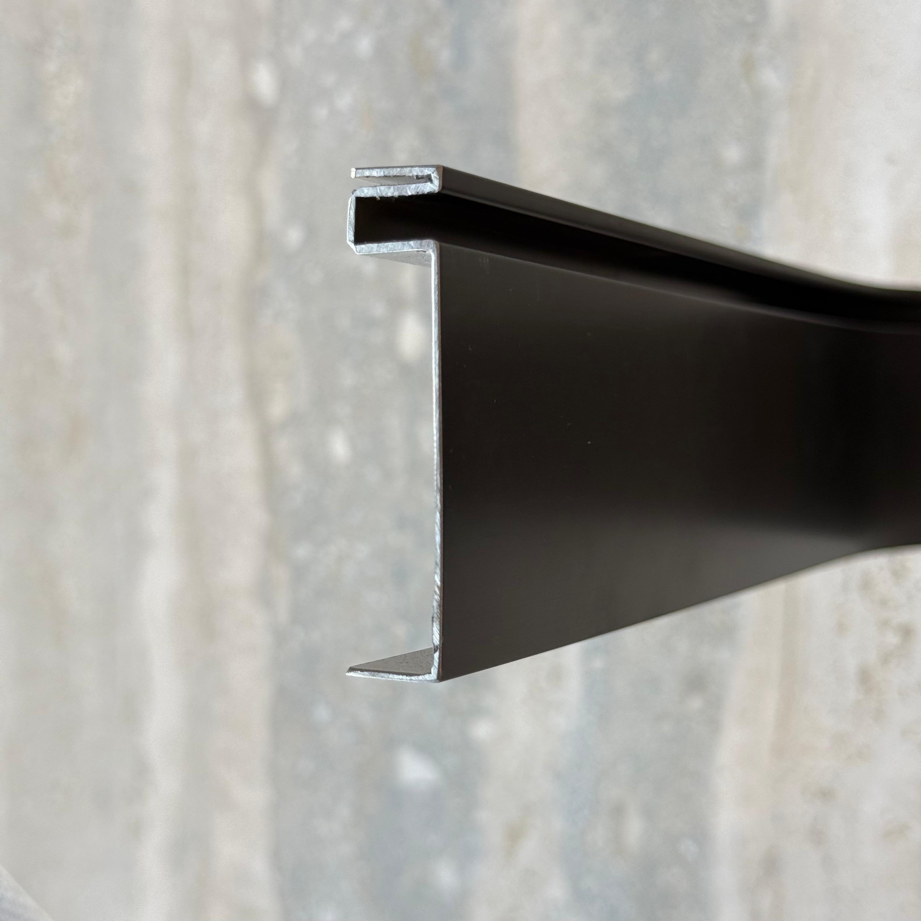 Black R100 6cm internal corner skirting accessory by BEACON for wall panels and profiles, used in interior wall finishing.