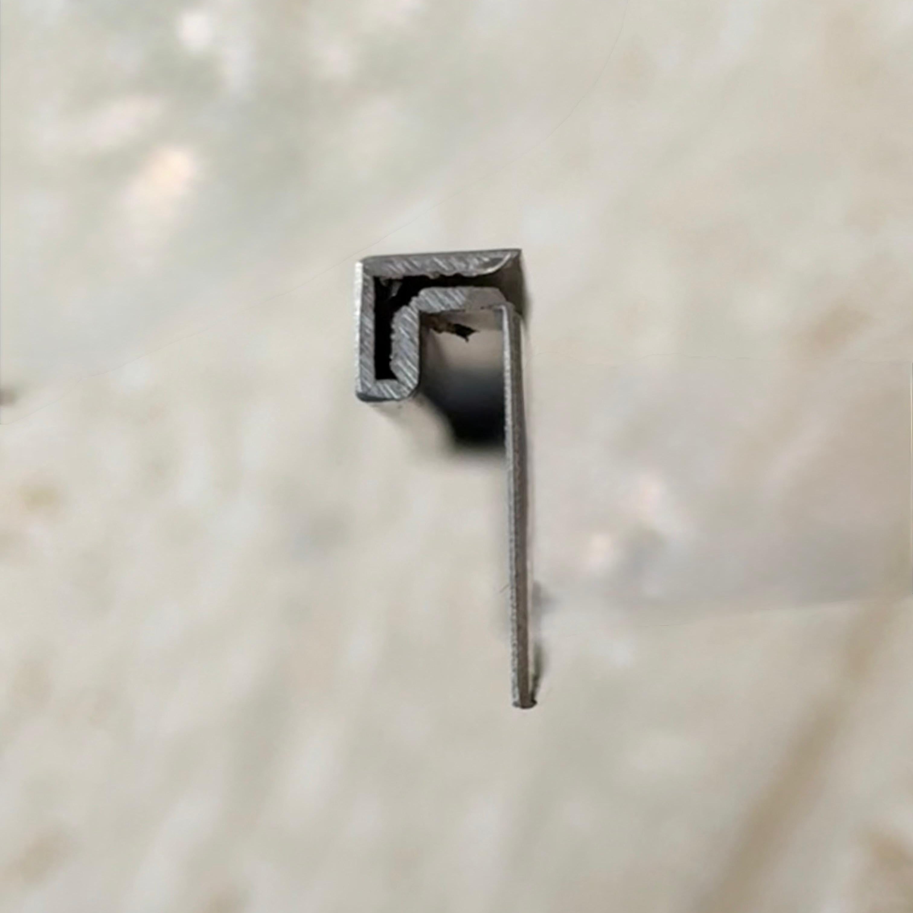 Black R200 2.5cm external corner accessory for wall panels and profiles by BEACON, designed for seamless corner finishing.