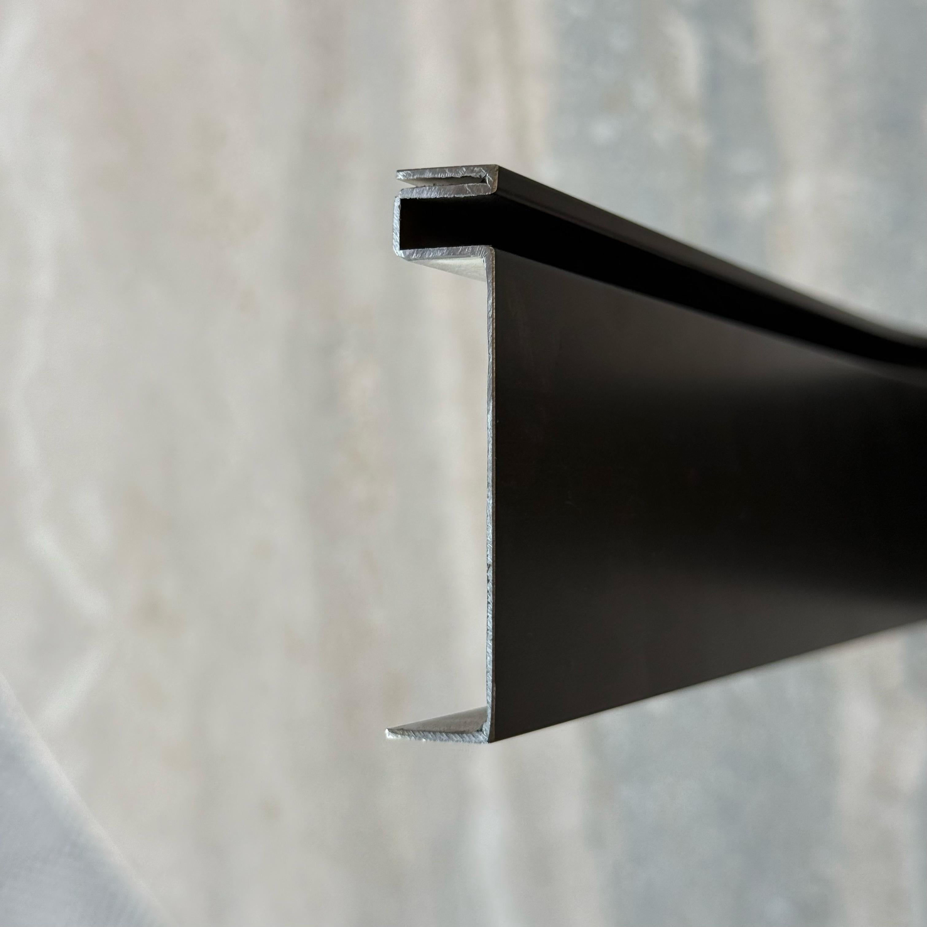 Black R200 6cm internal corner skirting accessory by BEACON for wall panels and profiles, designed for seamless corner finishing.