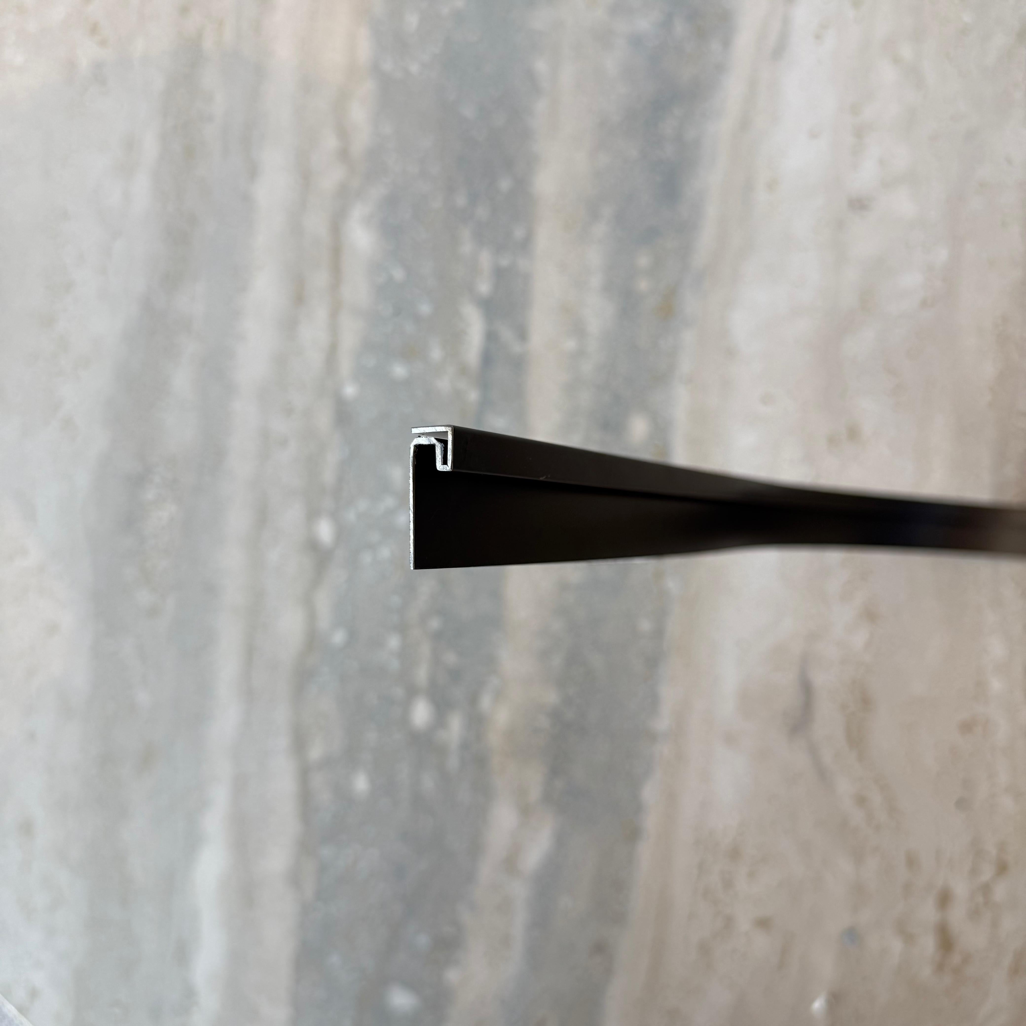 Black R0 2.5cm internal corner accessory for wall panels and profiles by BEACON, used for seamless wall corner finishing.