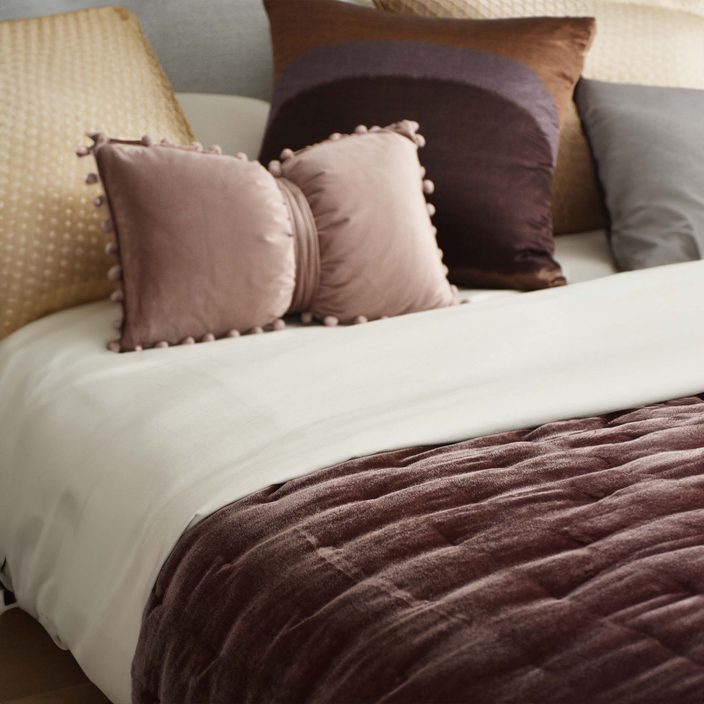BEACON Rosie Full Bedding Set EBB034 with floral patterns, soft fabric, and coordinating pillowcases for a cozy bedroom look.