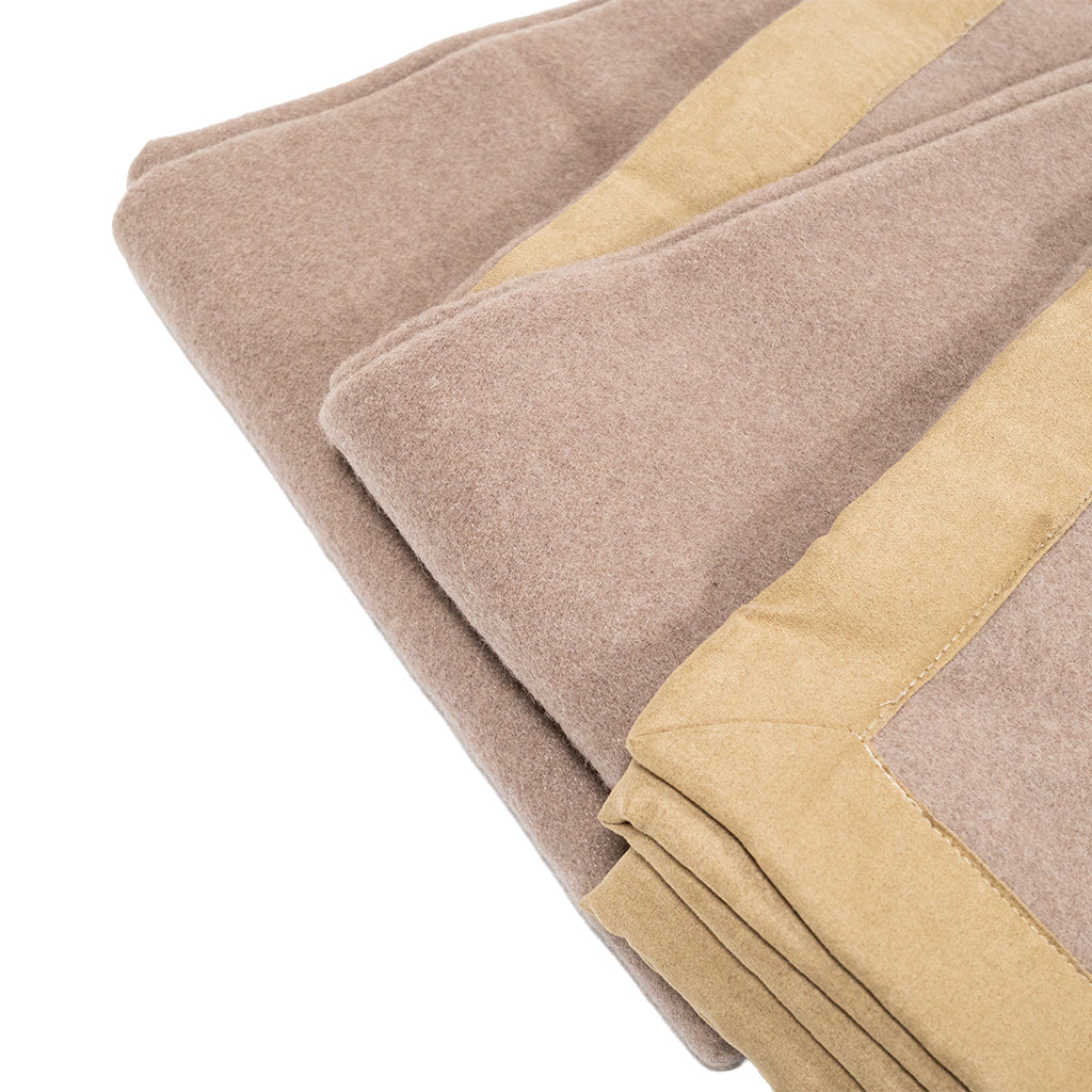 BEACON Lento Wool Blanket DR-B020, cozy wool blanket with scarf-like texture, in neutral tones, perfect for warmth and comfort.