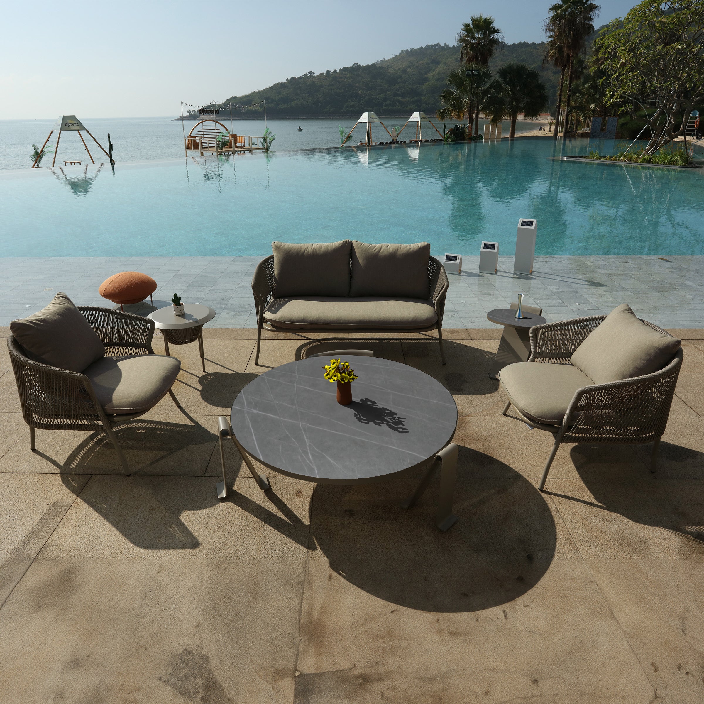 BEACON Serie R Outdoor Side Table, modern weather-resistant outdoor table with sleek design and sturdy build.