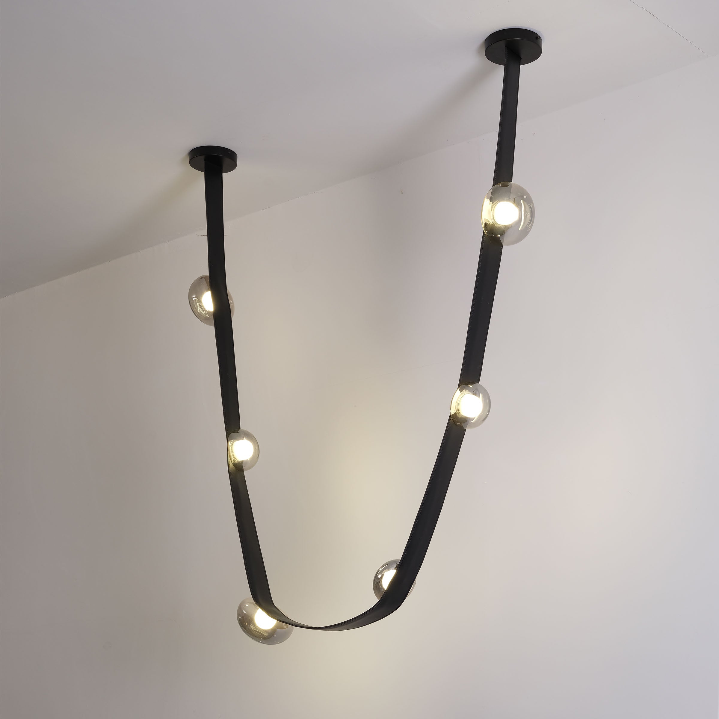Set of 3 BEACON Whispering Stars pendant lamps in varying sizes, modern ceiling lighting with star-inspired design.
