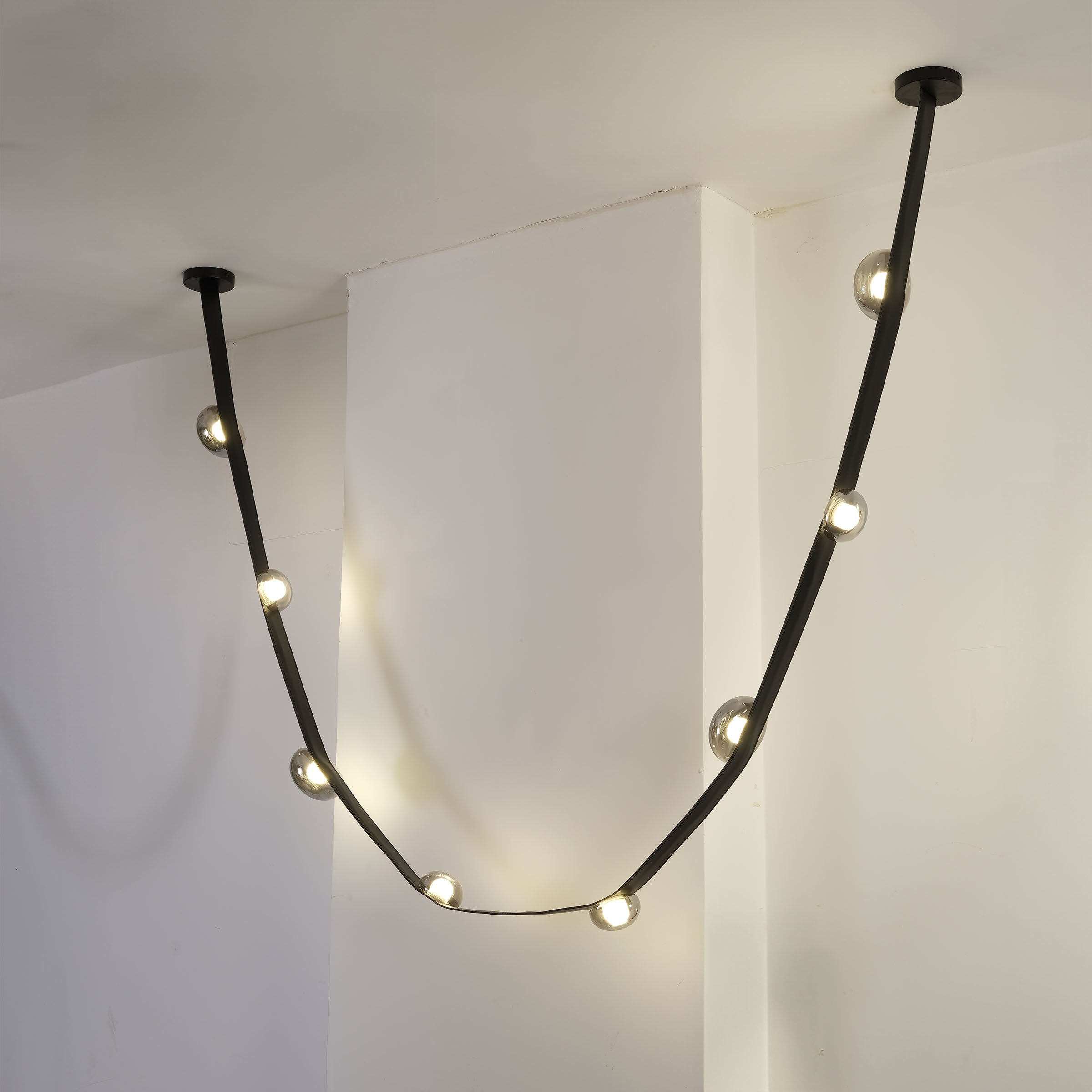 Set of 3 BEACON Whispering Stars pendant lamps in varying sizes, modern pendant lighting for stylish interior decor.
