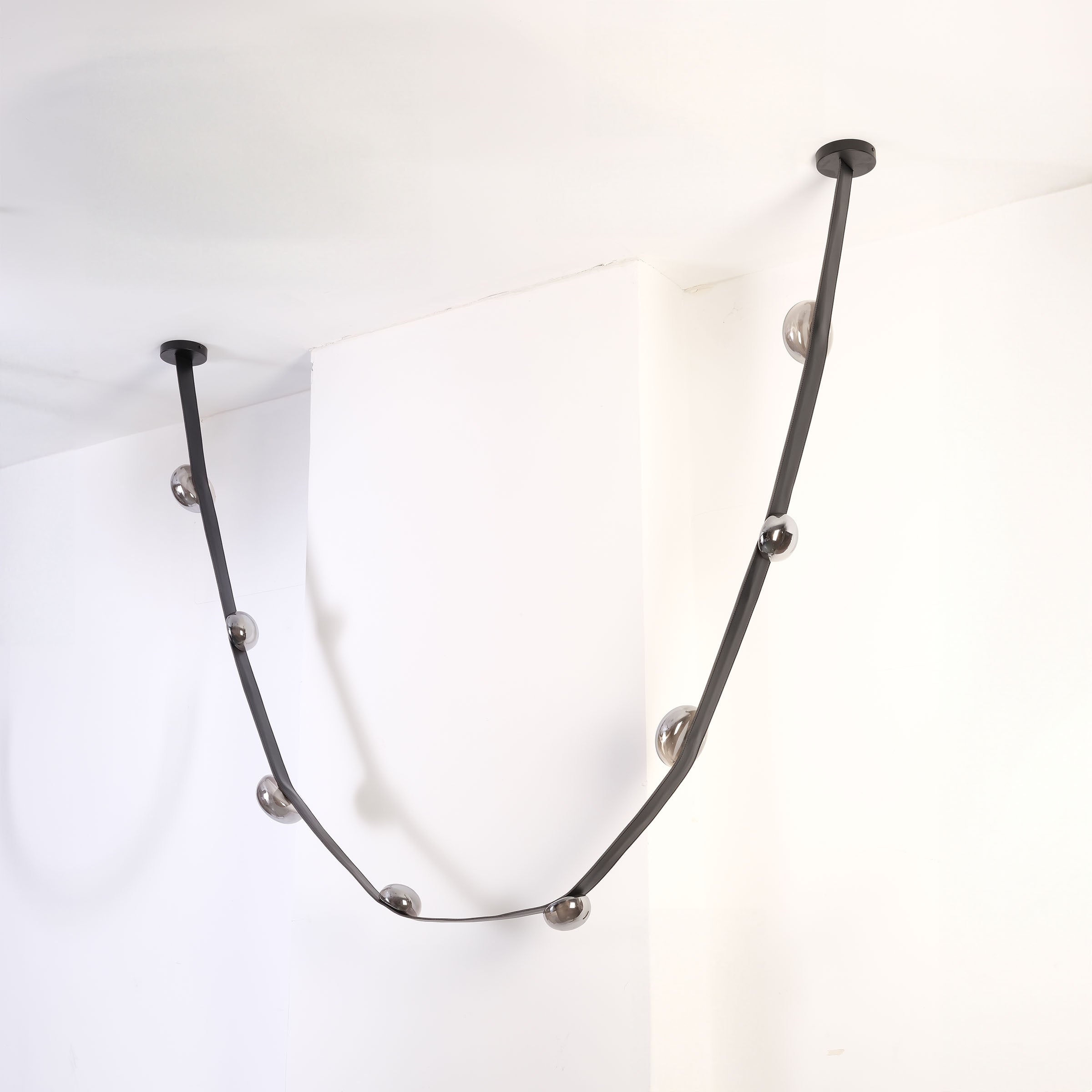 Set of 3 BEACON Whispering Stars pendant lamps in different sizes, modern pendant lighting for stylish interior decor.