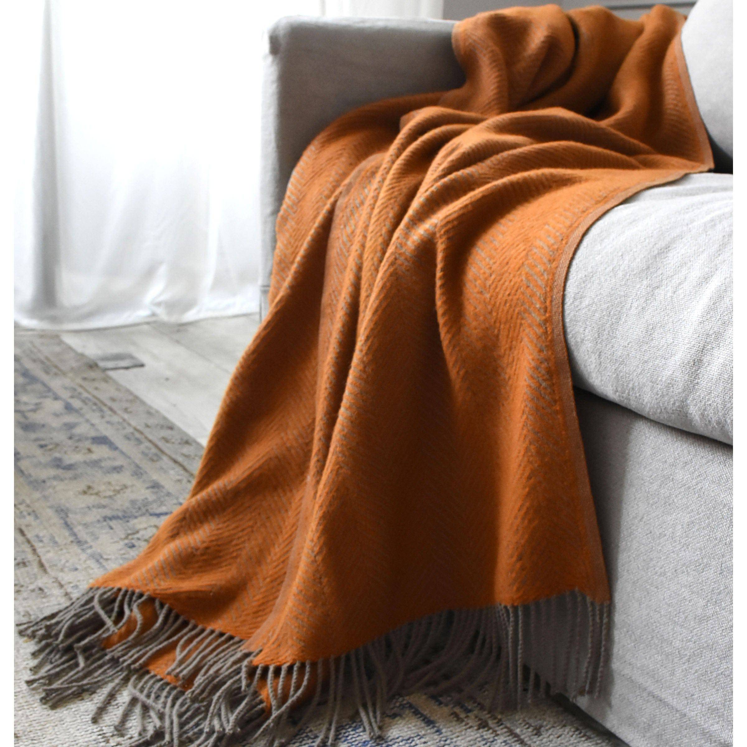 Skje Venusian Two-Color Interwoven Blanket Etb-006 -  Blankets | بطانية فينوسيان متشابكة بلونين - ebarza Furniture UAE | Shop Modern Furniture in Abu Dhabi & Dubai - مفروشات ايبازرا في الامارات | تسوق اثاث عصري وديكورات مميزة في دبي وابوظبي