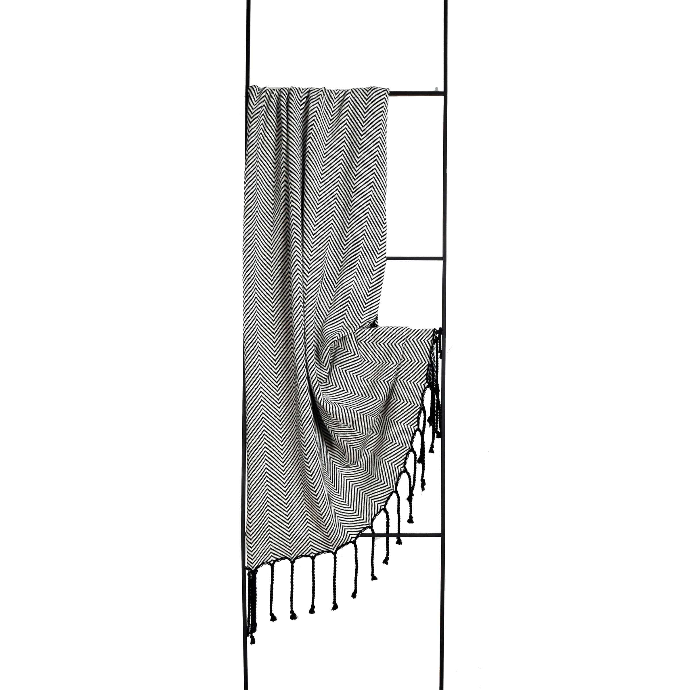 Skjf Jera Herringbone Pattern Tassel Blanket Etb-001 -  Blankets | بطانية جيرا متعرجة نمط شرابة - ebarza Furniture UAE | Shop Modern Furniture in Abu Dhabi & Dubai - مفروشات ايبازرا في الامارات | تسوق اثاث عصري وديكورات مميزة في دبي وابوظبي