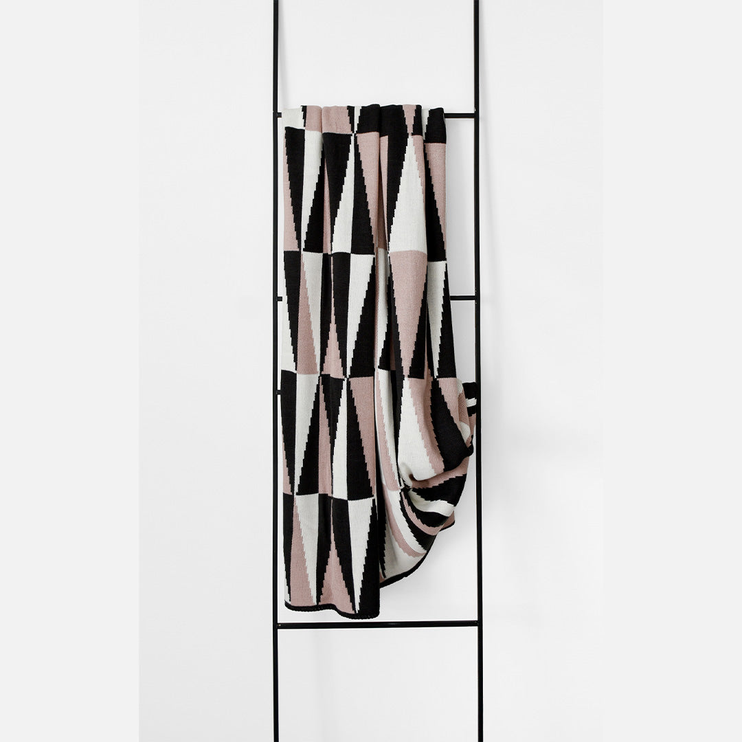 SKJG Reja Geometric Pattern Knitted Blanket - ETB016 -  Blankets - ebarza Furniture UAE | Shop Modern Furniture in Abu Dhabi & Dubai - مفروشات ايبازرا في الامارات | تسوق اثاث عصري وديكورات مميزة في دبي وابوظبي