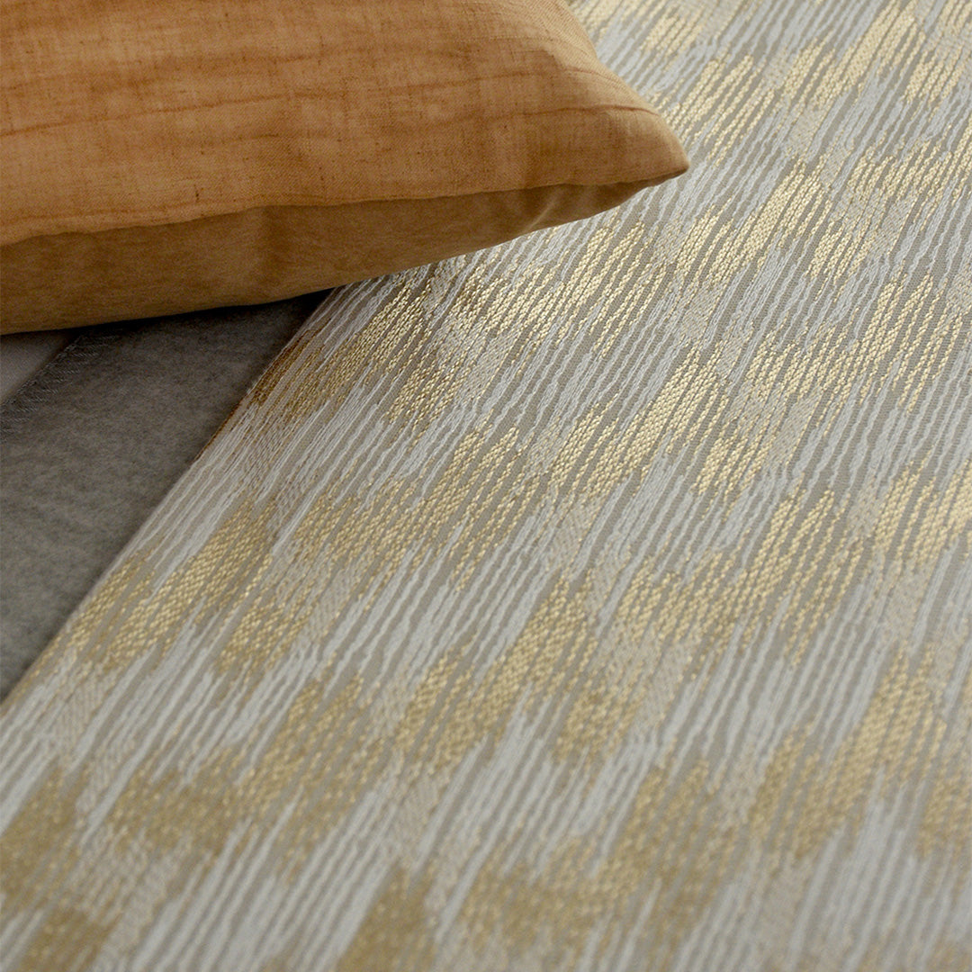 SKJH Carolyn Jacquard Runner Blanket - ETB011 -  Blankets - ebarza Furniture UAE | Shop Modern Furniture in Abu Dhabi & Dubai - مفروشات ايبازرا في الامارات | تسوق اثاث عصري وديكورات مميزة في دبي وابوظبي