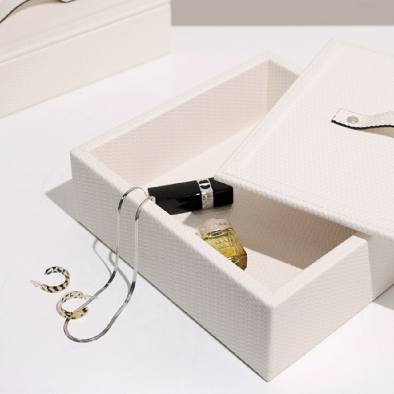 SQUARE DECORATIVE BOX DD210919A -  Decorative Boxes - ebarza Furniture UAE | Shop Modern Furniture in Abu Dhabi & Dubai - مفروشات ايبازرا في الامارات | تسوق اثاث عصري وديكورات مميزة في دبي وابوظبي